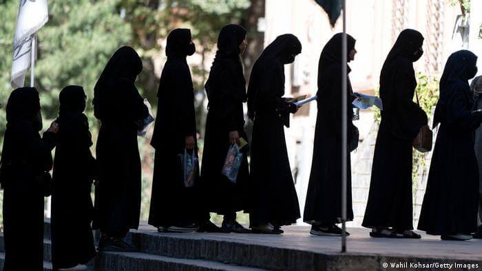 imagen noticia El régimen talibán prohíbe a las mujeres la educación universitaria